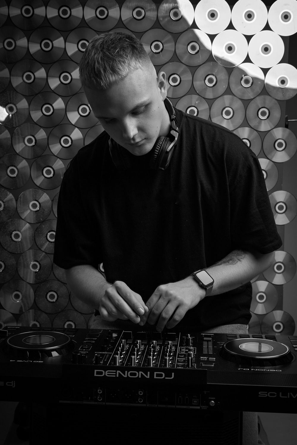 DJ privatebeats groja prie Denon DJ pulto