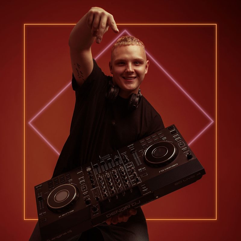 DJ privatebeats su Denon DJ pultu